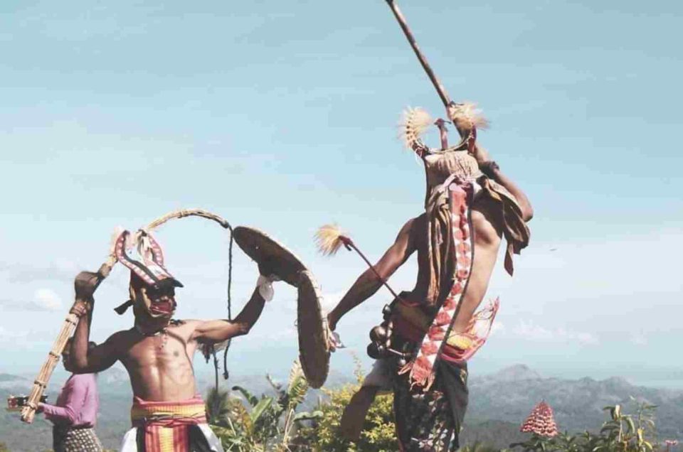 Menyaksikan Tarian Caci dan Ritual Adat di Kampung Melo, NTT