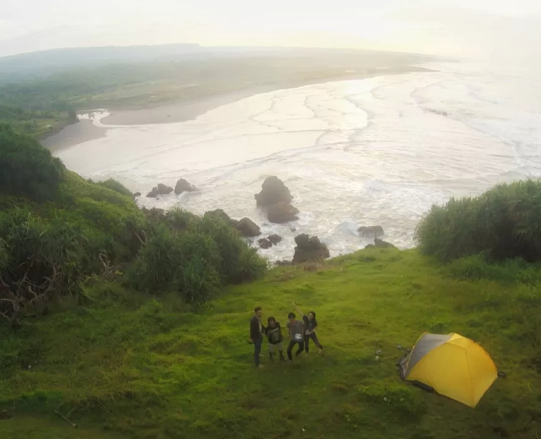 Camping di Pantai Guha Garut: Menikmati Sunset dan Stargazing